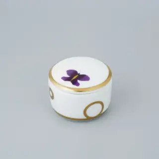 THG CAPUCINE MAUVE DECOR OR Коробка для таблеток керамическая, круглая ø55 мм., настольная, декор золото/лиловый, цвет: белый