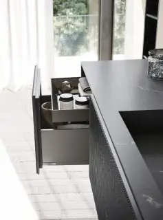 Тумба для ванной комнаты Arbi LUXOR B833 фронт-QUARZO RESINA MILLERIGHE CHARCOAL-LX8, корпус-GRIGIO BROMO OPACO-900CW, рама-NERO SPAZZOLATO