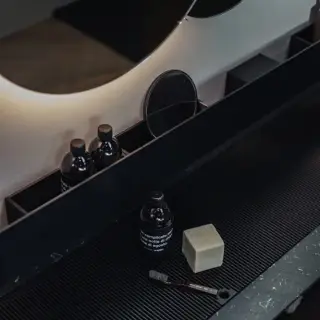 Полка для ванной Agape SEN ASEN0921N brushed anodised aluminium, black