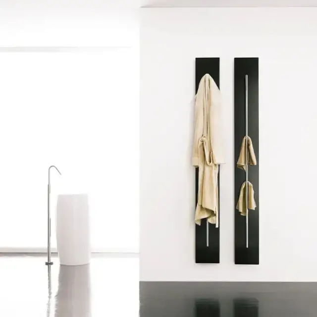 Antrax Teso Полотенцесушитель электрический 25x150H см, рейлинг: хром, цвет: черный матовый