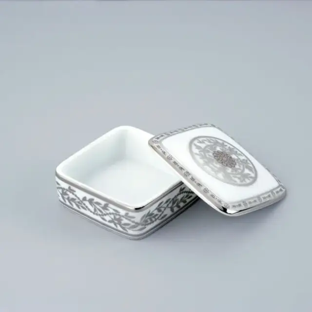 THG MARQUISE BLANC DECOR PLATINE Коробка для таблеток керамическая, квадратная 55х55 мм., настольная, декор платина, цвет: белый