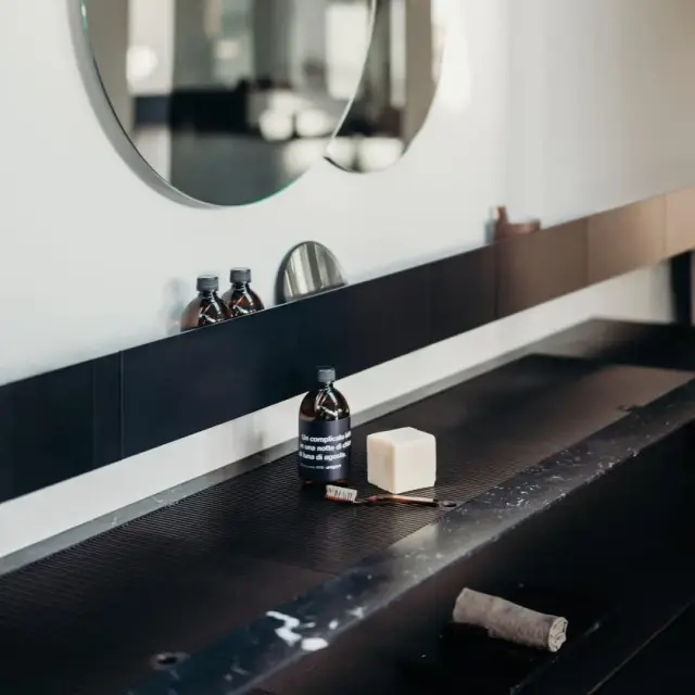 Полка для ванной Agape SEN ASEN0927N brushed anodised aluminium, black